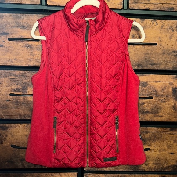 G.H. Bass Women's Chili Pepper Quilted Fleece Collar Vest - Picture 1 of 3